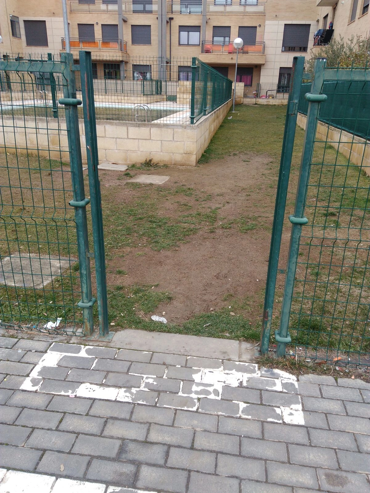 Foto 10 - Atemorizados y rodeados de suciedad, as&iacute; viven los propietarios de la urbanizaci&oacute;n La Reguera