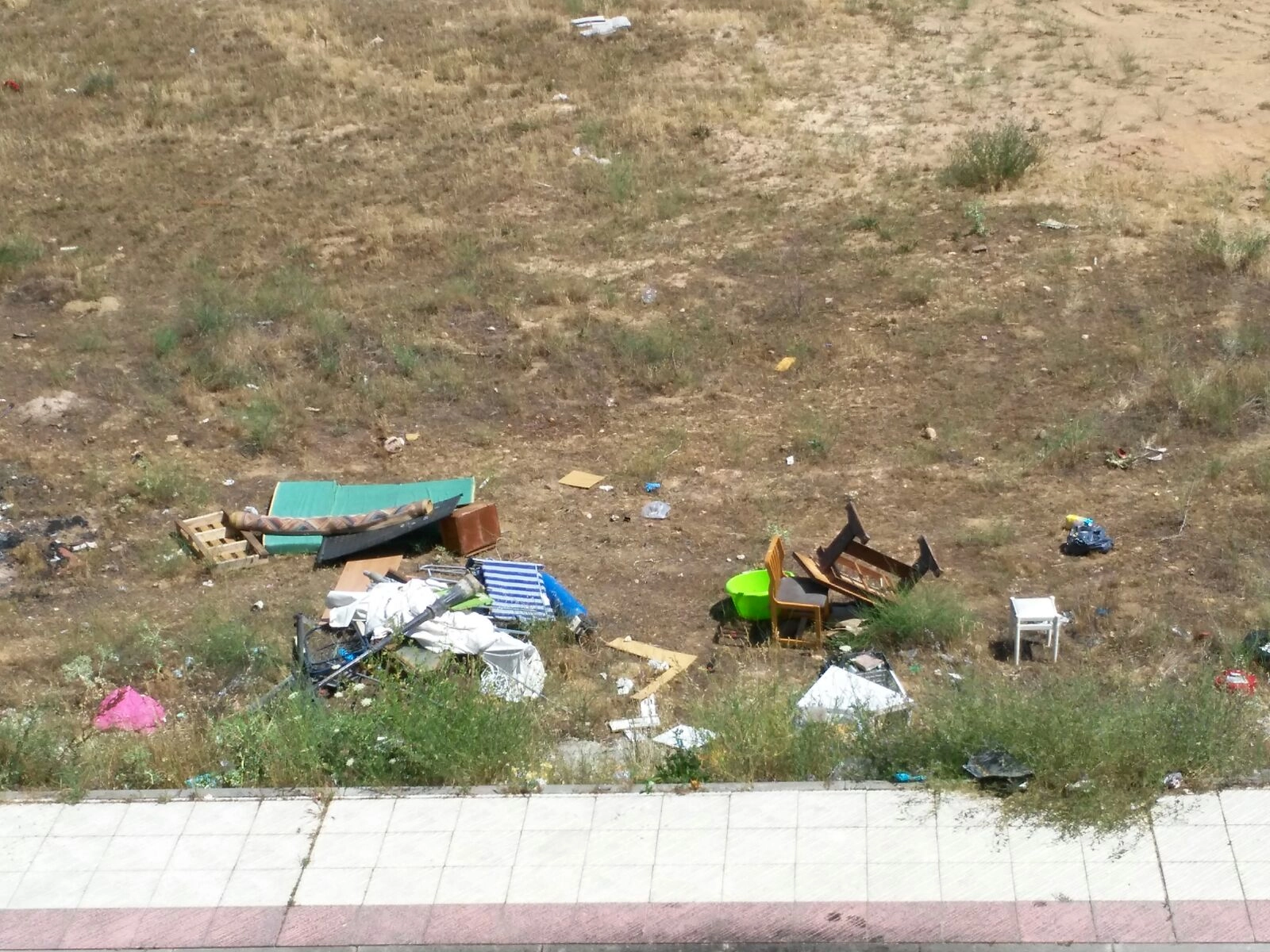 Foto 9 - Atemorizados y rodeados de suciedad, as&iacute; viven los propietarios de la urbanizaci&oacute;n La Reguera