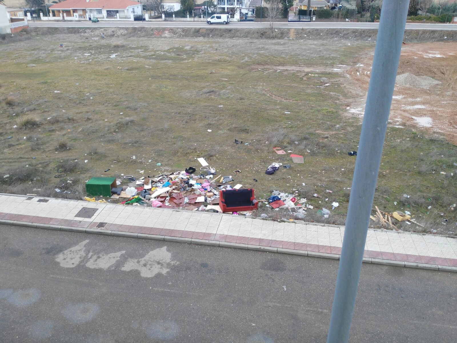 Foto 4 - Atemorizados y rodeados de suciedad, as&iacute; viven los propietarios de la urbanizaci&oacute;n La Reguera