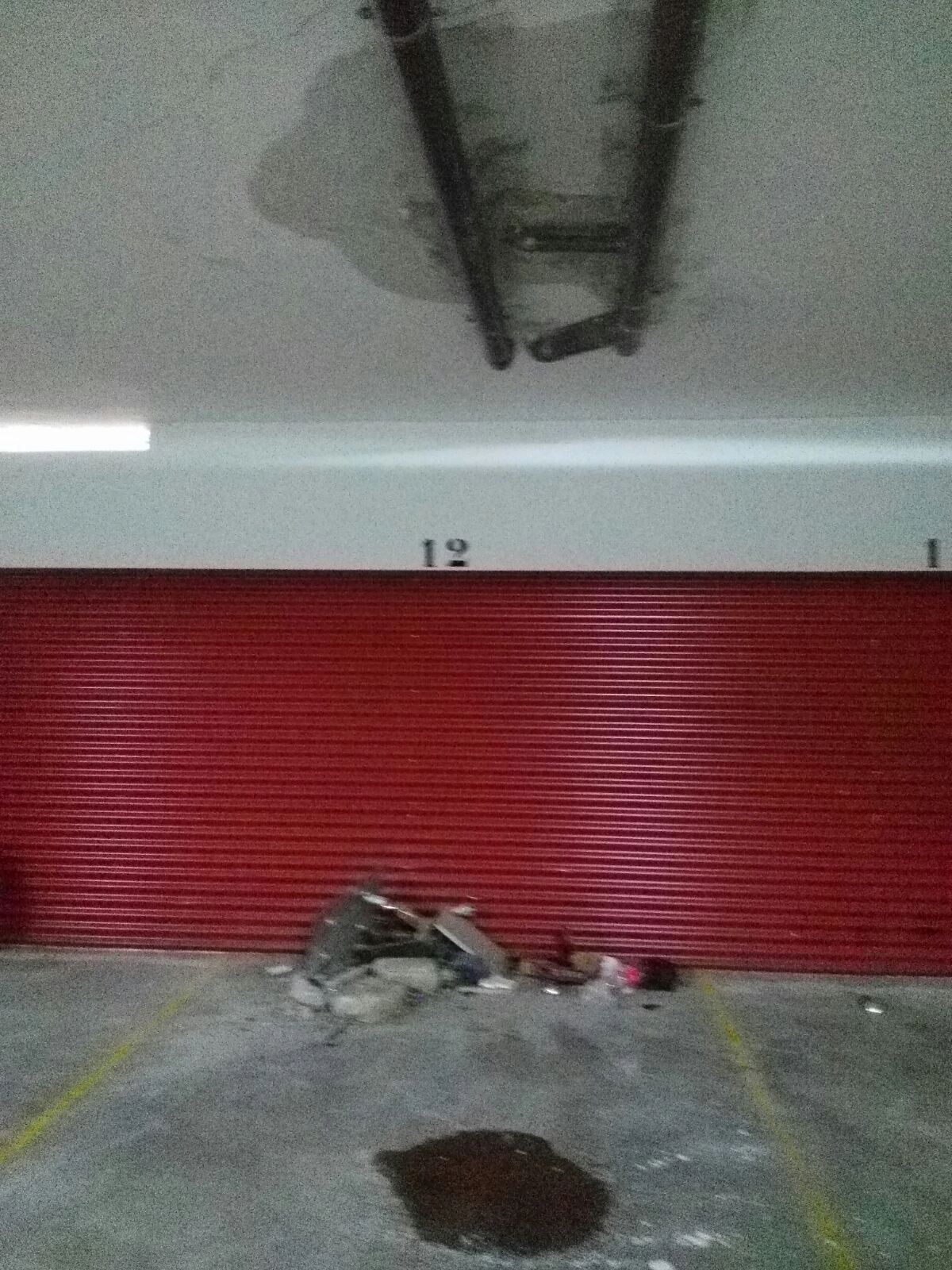 Foto 3 - Atemorizados y rodeados de suciedad, as&iacute; viven los propietarios de la urbanizaci&oacute;n La Reguera