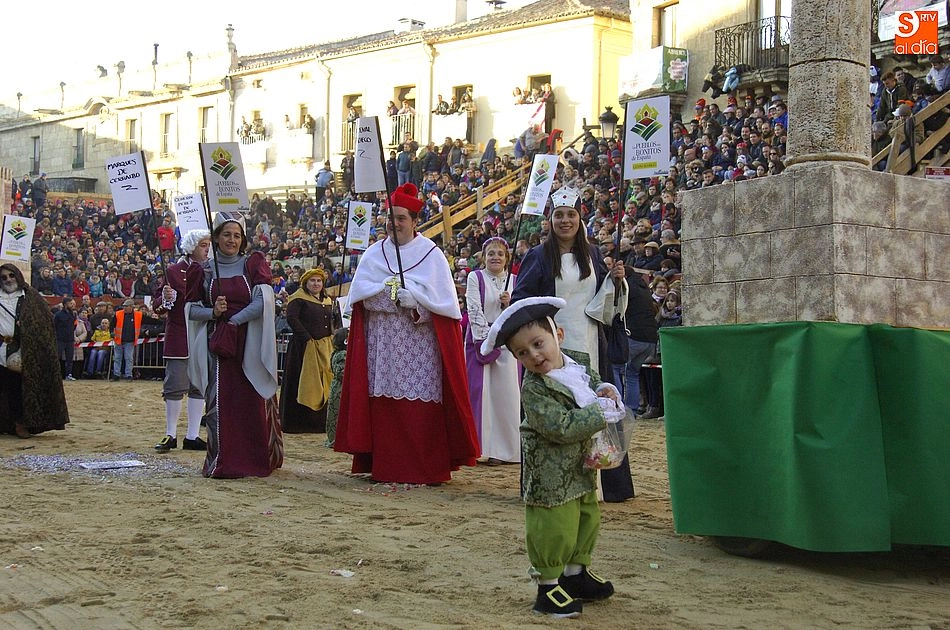 Foto 11 - Buen nivel en el desfile de carrozas, en el que hubo una renuncia a salir en se&ntilde;al de protesta  