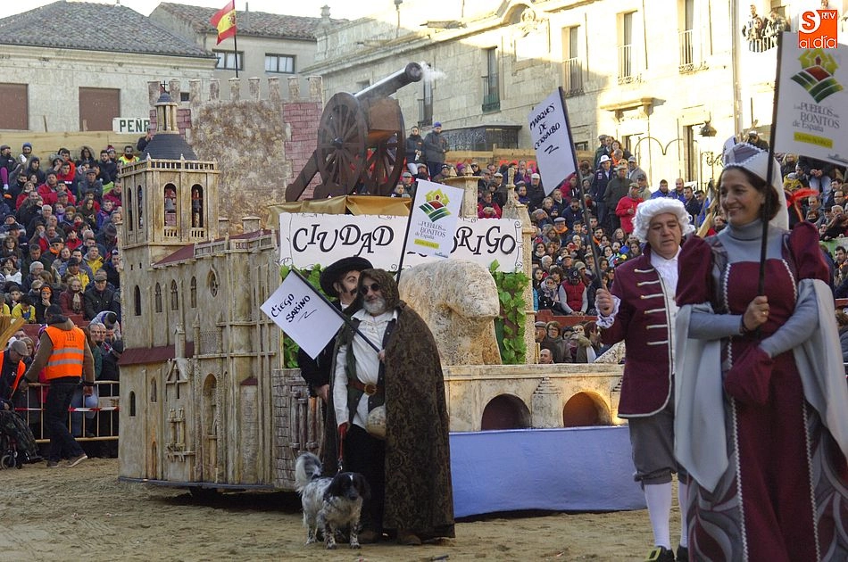 Foto 9 - Buen nivel en el desfile de carrozas, en el que hubo una renuncia a salir en se&ntilde;al de protesta  