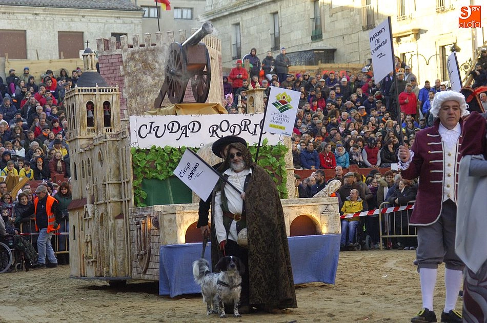Foto 10 - Buen nivel en el desfile de carrozas, en el que hubo una renuncia a salir en se&ntilde;al de protesta  