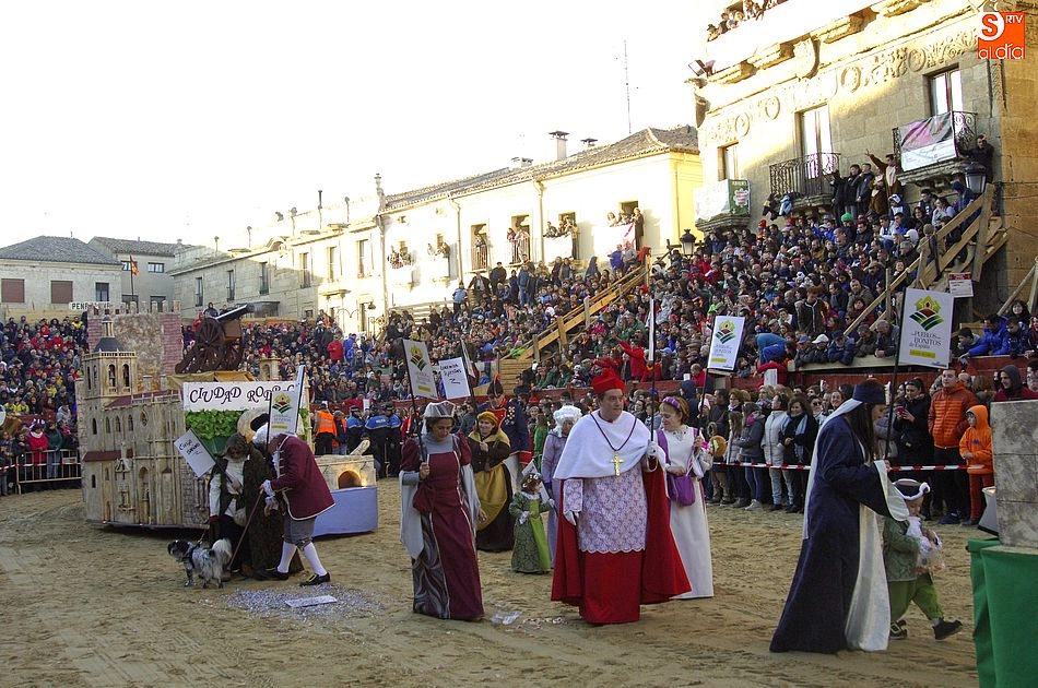 Foto 7 - Buen nivel en el desfile de carrozas, en el que hubo una renuncia a salir en se&ntilde;al de protesta  