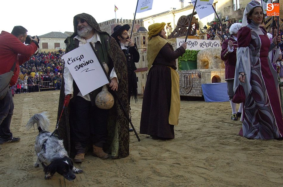 Foto 6 - Buen nivel en el desfile de carrozas, en el que hubo una renuncia a salir en se&ntilde;al de protesta  