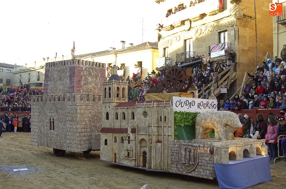 Foto 4 - Buen nivel en el desfile de carrozas, en el que hubo una renuncia a salir en se&ntilde;al de protesta  