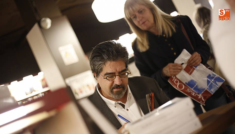 	El escritor Luis García Jambrina firmando uno de sus libros