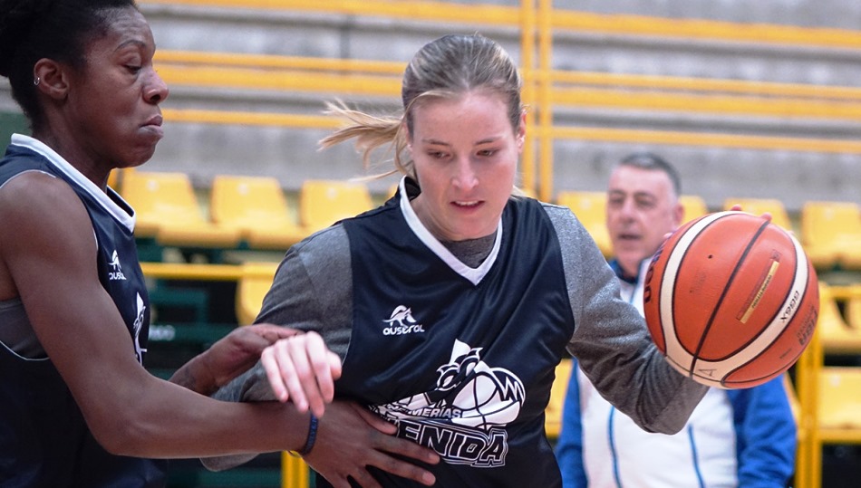 Mestdagh ante Givens, en un entrenamiento en el pabellón de Würzburg