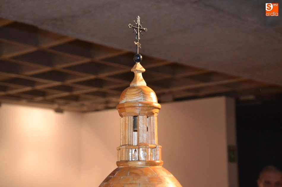 Foto 9 - Ismael Engenios muestra la maqueta de la Catedral que ha creado durante los &uacute;ltimos 9 a&ntilde;os  