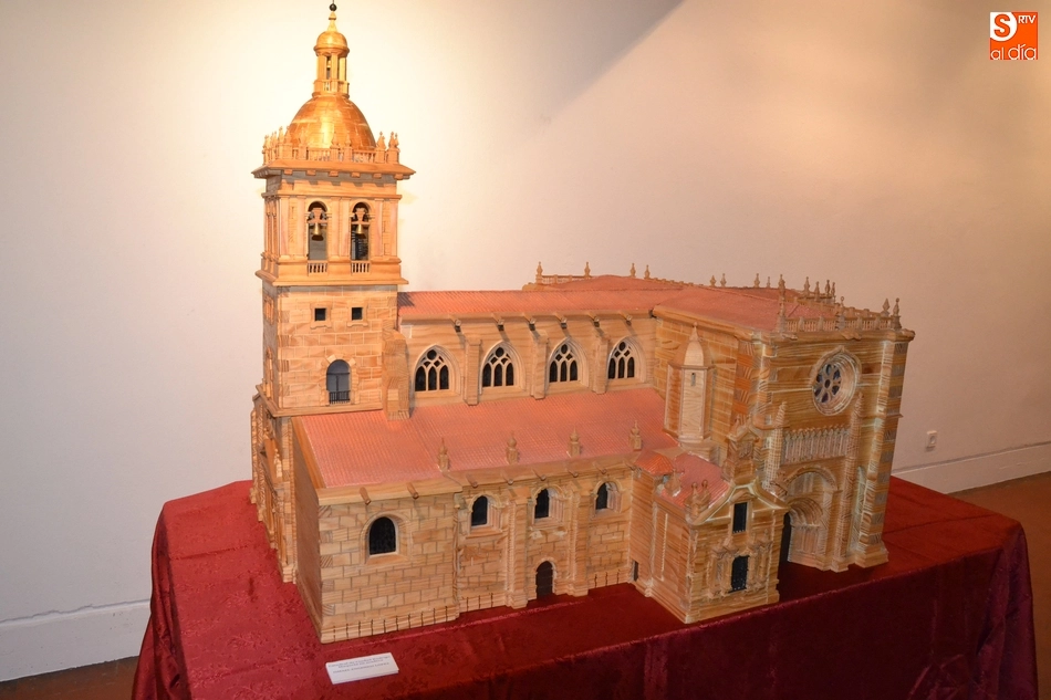 Foto 6 - Ismael Engenios muestra la maqueta de la Catedral que ha creado durante los &uacute;ltimos 9 a&ntilde;os  