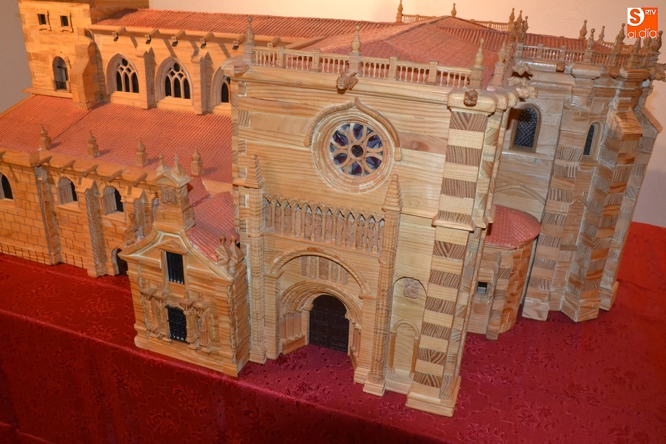 Foto 4 - Ismael Engenios muestra la maqueta de la Catedral que ha creado durante los &uacute;ltimos 9 a&ntilde;os  