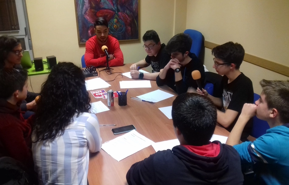 Foto 2 - Los j&oacute;venes de Radio i entrevistan a H&eacute;ctor Rodr&iacute;guez y a Javi Mor&iacute;&ntilde;igo  