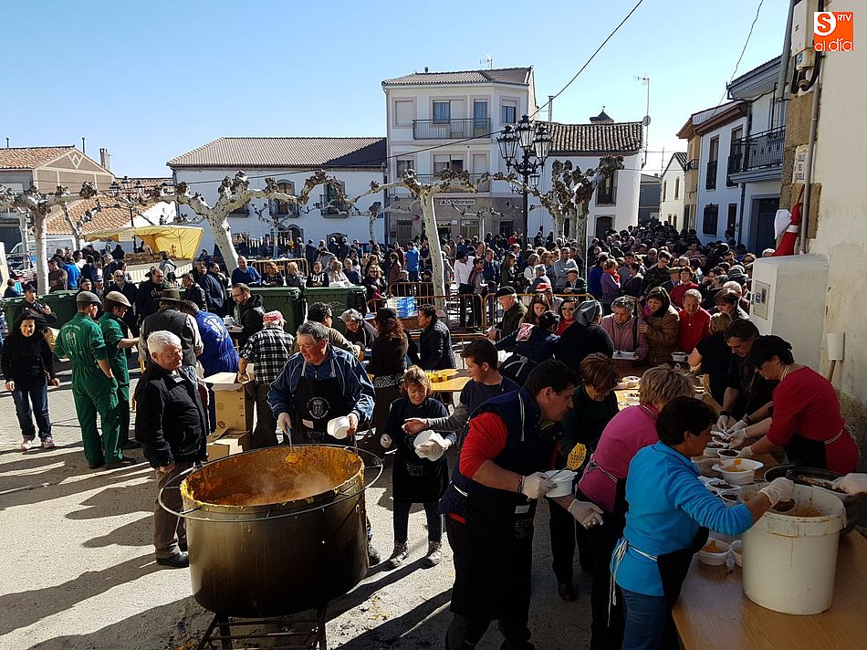 El reparto de patatas meneás fue el momento más multitudinario de la jornada en la matanza de Santibañez de Béjar