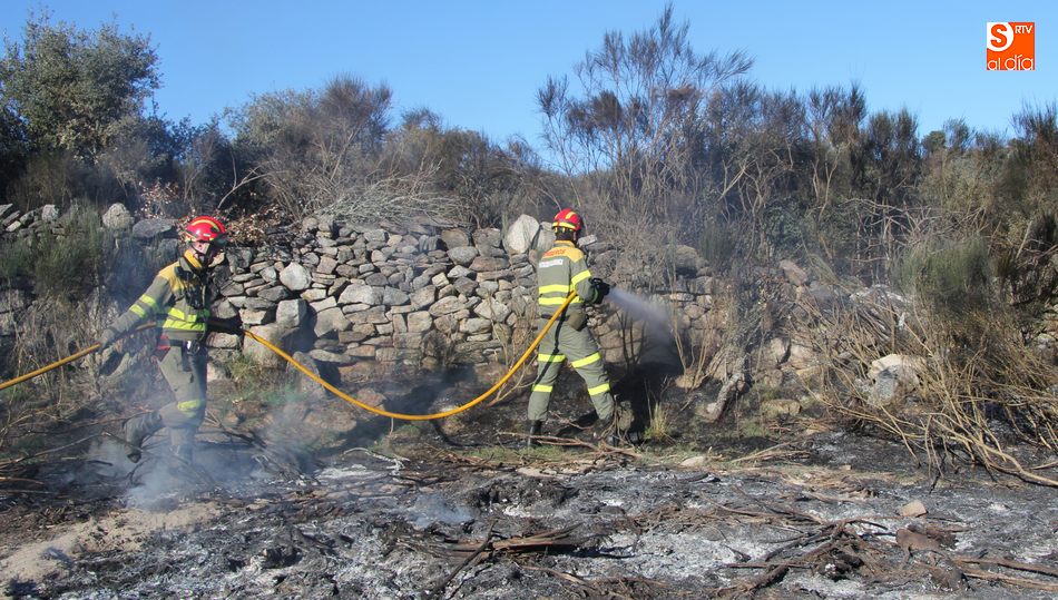 Bomberos de Vitigudino, Ledesma y Lumbrales, y medios de la Junta intentan extinguir las llamas / ARCHIVO