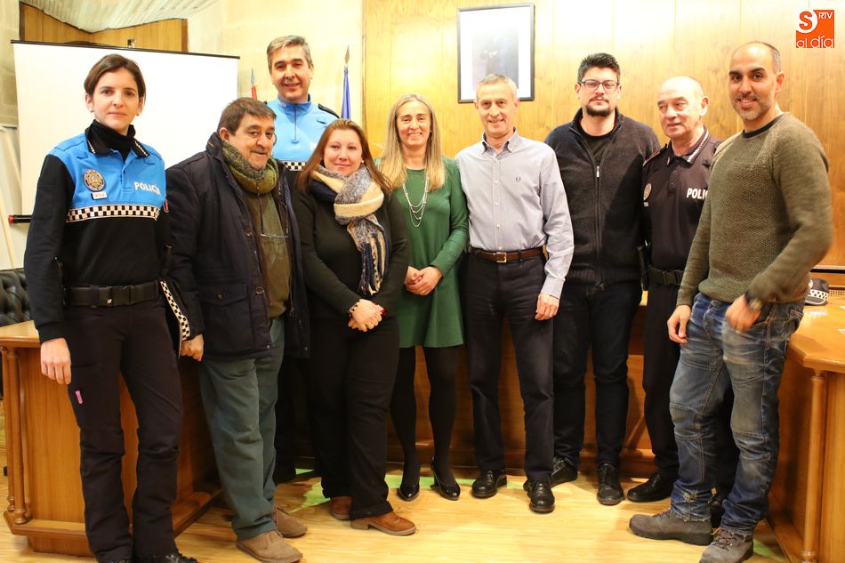 Agentes de la Policía Local de Alba y Terradillos, junto a los alcaldes de ambas localidades
