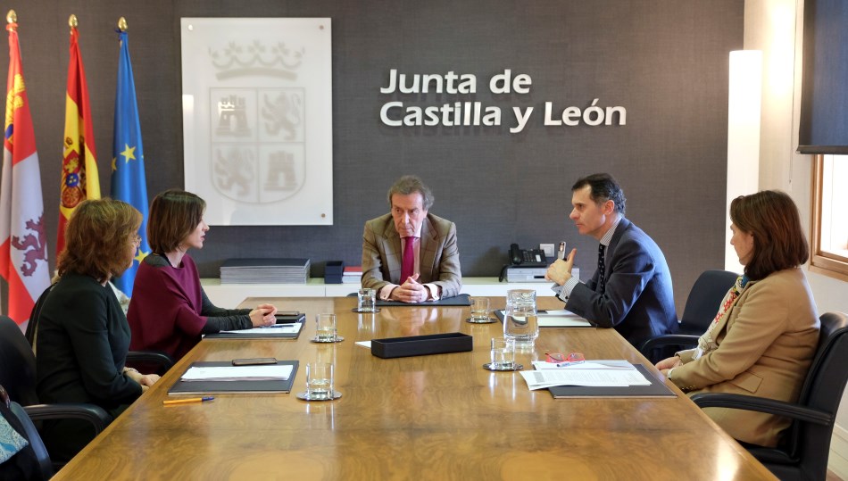 El vicepresidente y consejero de la Presidencia, José Antonio de Santiago-Juárez, se ha reunido hoy con la directora general de Apoyo a Víctimas del Terrorismo del Ministerio del Interior, Sonia Ramos