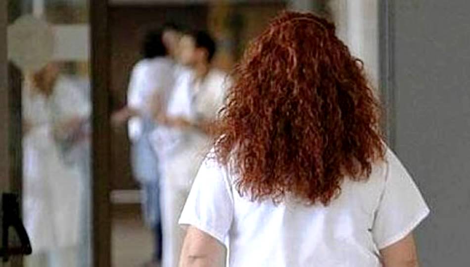Una enfermera camina por uno de los pasillos del Hospital Clínico