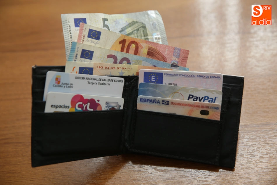 Cartera entregada con documentos y dinero. Fotos: Alberto Martín