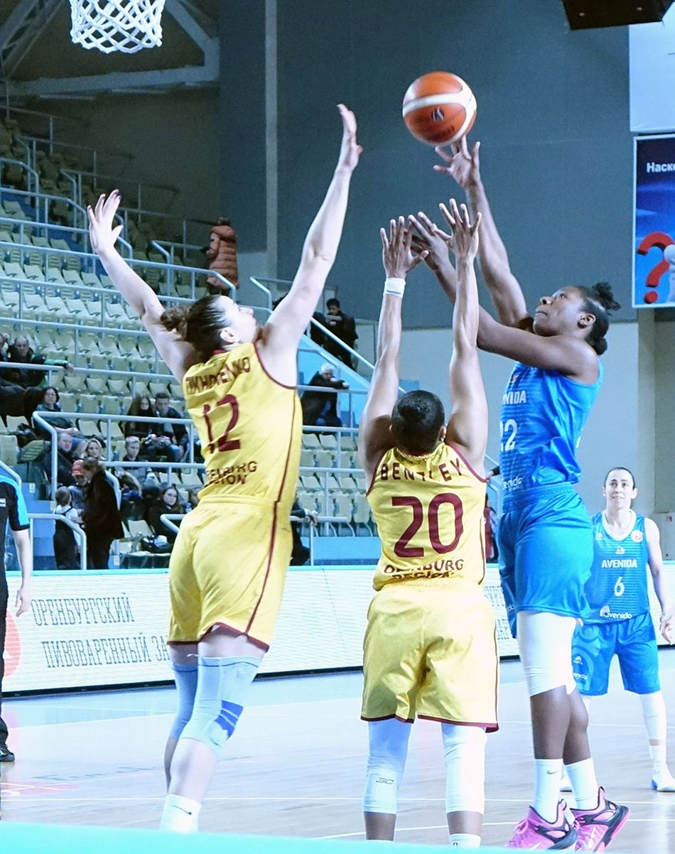 Foto 8 - Avenida pone pie y medio en semifinales tras un gran triunfo en casa del Nadezhda (68-85)