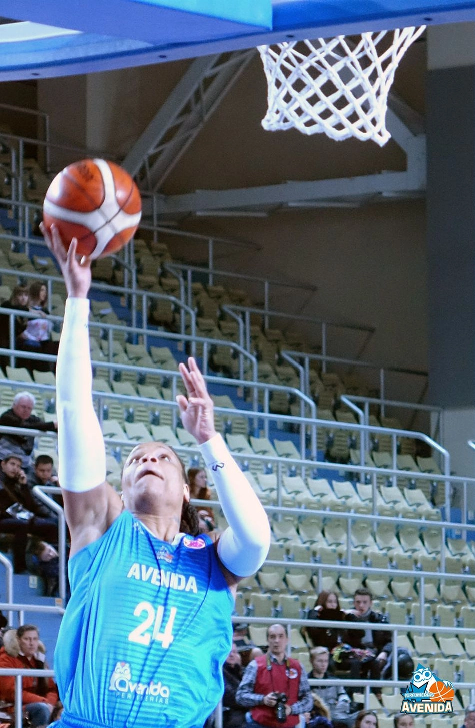 Foto 6 - Avenida pone pie y medio en semifinales tras un gran triunfo en casa del Nadezhda (68-85)