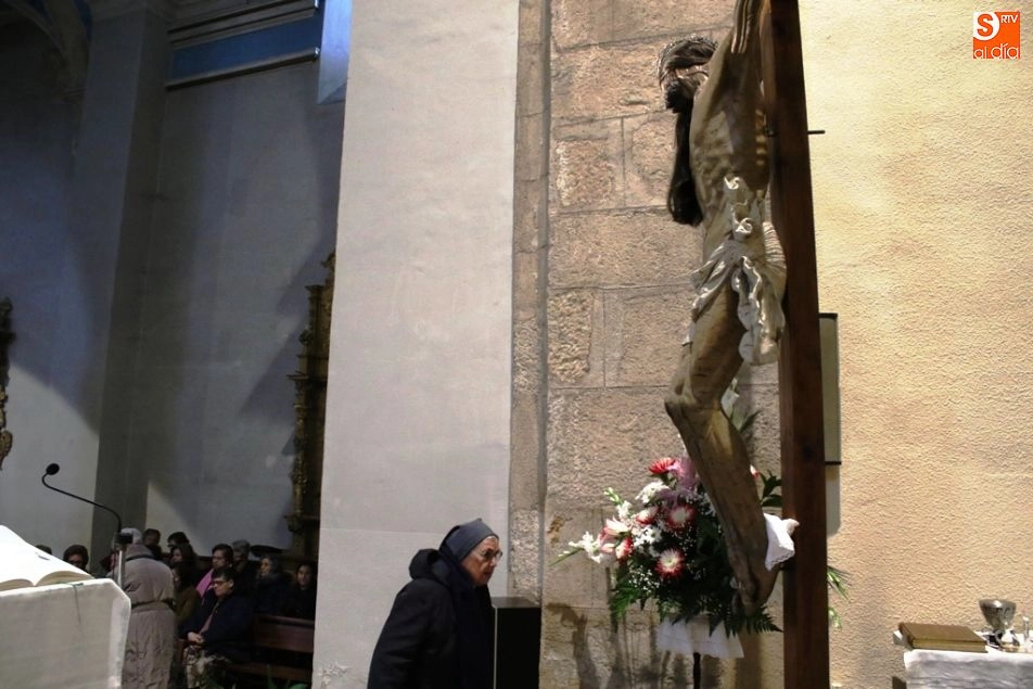 Foto 9 - Mar&iacute;a de la Caridad y del Consuelo emociona en su visita a la parroquia de San Pedro