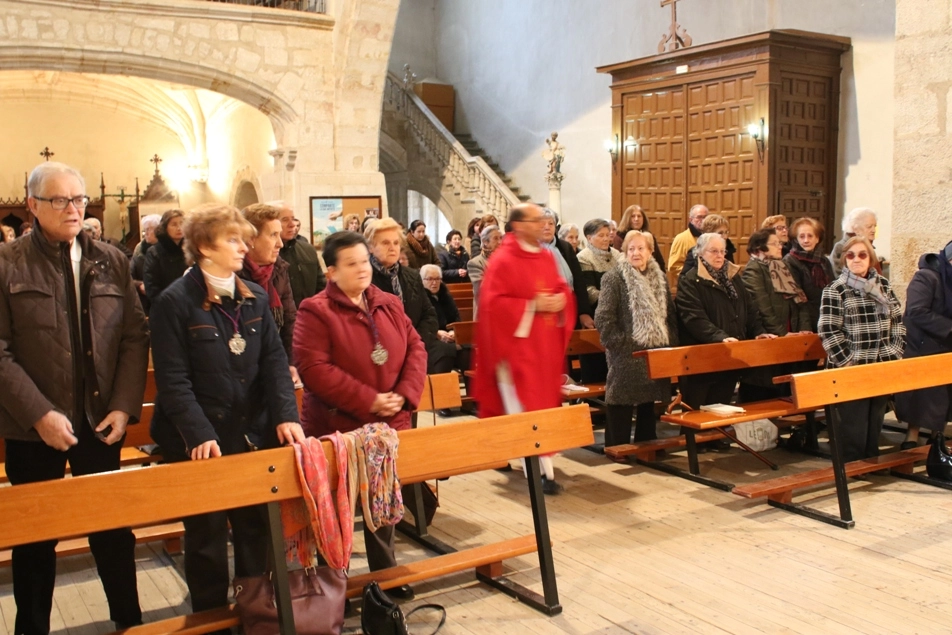 Foto 3 - Mar&iacute;a de la Caridad y del Consuelo emociona en su visita a la parroquia de San Pedro