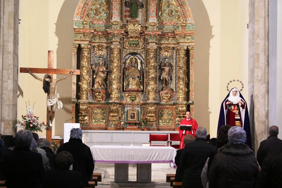 Foto 2 - Mar&iacute;a de la Caridad y del Consuelo emociona en su visita a la parroquia de San Pedro