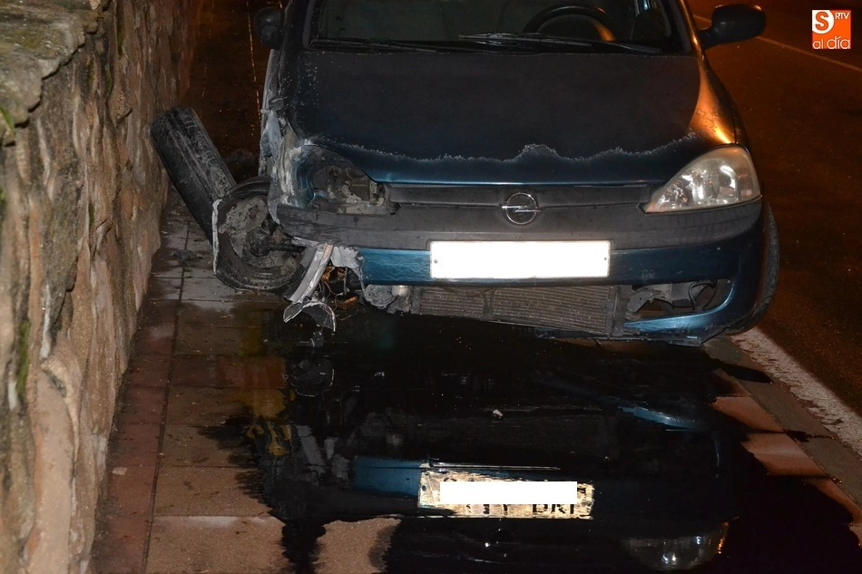 Foto 7 - Un veh&iacute;culo se lleva por delante un sem&aacute;foro en la Avenida de Portugal y acaba subido en la acera ...