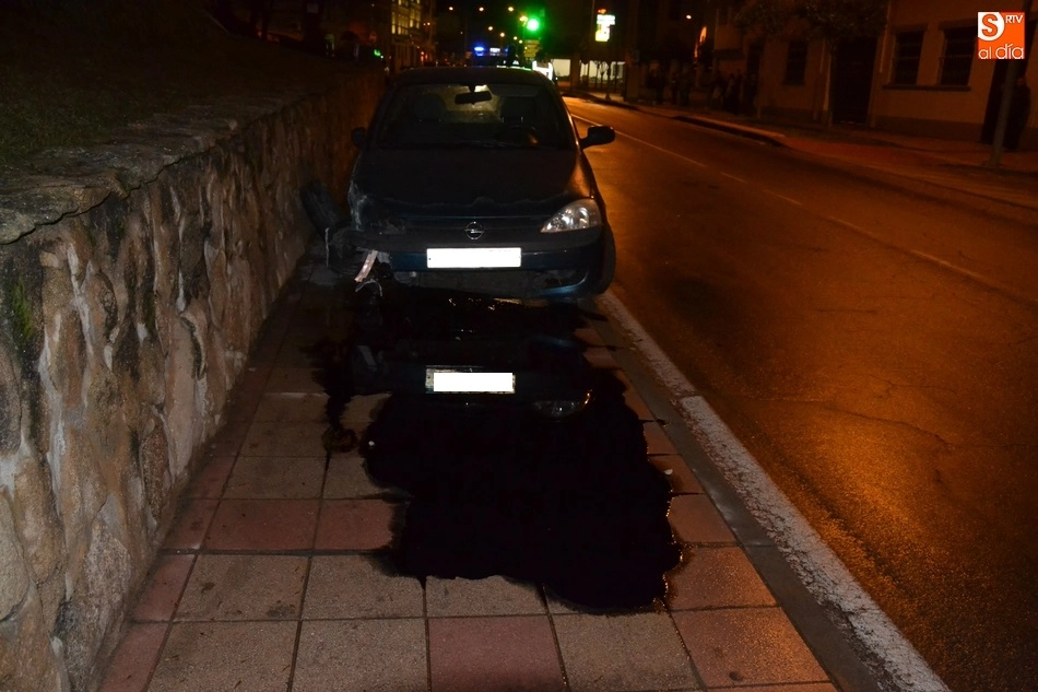Foto 6 - Un veh&iacute;culo se lleva por delante un sem&aacute;foro en la Avenida de Portugal y acaba subido en la acera ...