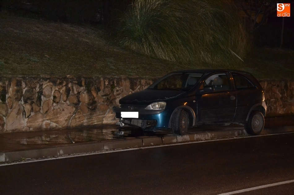Foto 8 - Un veh&iacute;culo se lleva por delante un sem&aacute;foro en la Avenida de Portugal y acaba subido en la acera ...