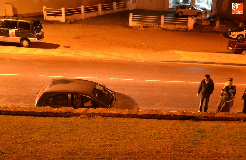 Foto 5 - Un veh&iacute;culo se lleva por delante un sem&aacute;foro en la Avenida de Portugal y acaba subido en la acera ...