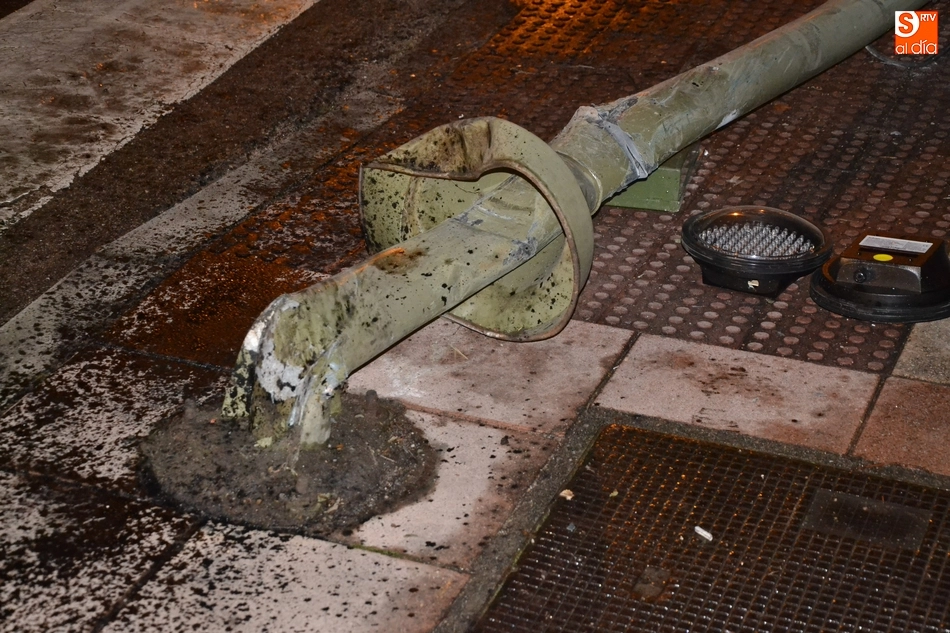 Foto 2 - Un veh&iacute;culo se lleva por delante un sem&aacute;foro en la Avenida de Portugal y acaba subido en la acera ...