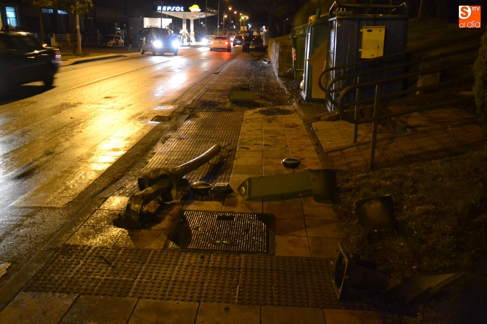 Foto 9 - Un veh&iacute;culo se lleva por delante un sem&aacute;foro en la Avenida de Portugal y acaba subido en la acera ...