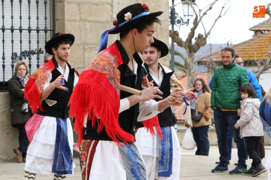 Foto 11 - La Diputaci&oacute;n reafirma su apuesta por la v&iacute;a f&eacute;rrea en la fiesta del Almendro en La Fregeneda  