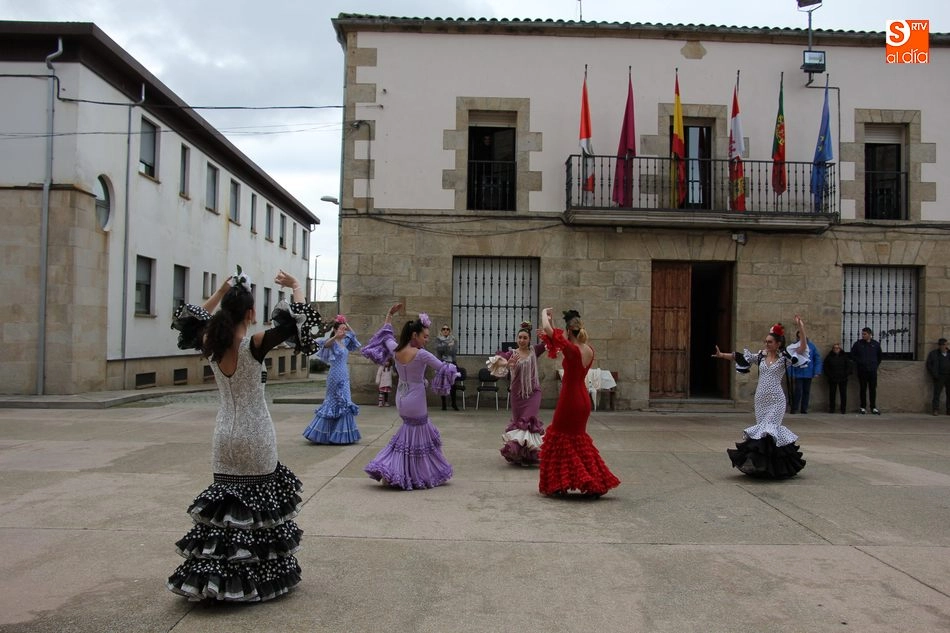 Foto 7 - La Diputaci&oacute;n reafirma su apuesta por la v&iacute;a f&eacute;rrea en la fiesta del Almendro en La Fregeneda  