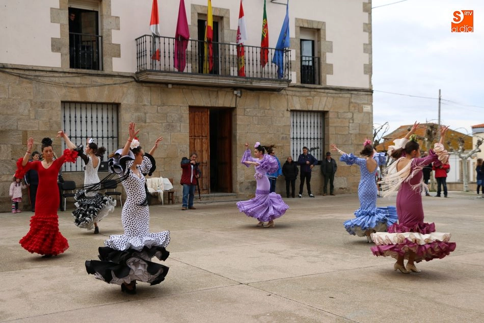 Foto 6 - La Diputaci&oacute;n reafirma su apuesta por la v&iacute;a f&eacute;rrea en la fiesta del Almendro en La Fregeneda  