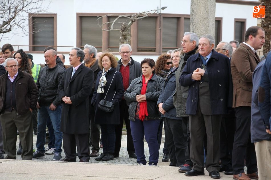 Foto 4 - La Diputaci&oacute;n reafirma su apuesta por la v&iacute;a f&eacute;rrea en la fiesta del Almendro en La Fregeneda  