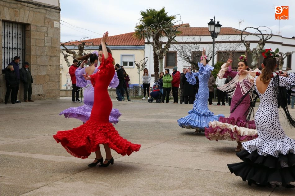 Foto 2 - La Diputaci&oacute;n reafirma su apuesta por la v&iacute;a f&eacute;rrea en la fiesta del Almendro en La Fregeneda  