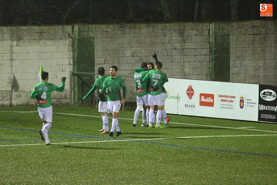 Foto 11 - Un doblete Manu Gavil&aacute;n da los tres puntos en juego al Guijuelo frente a un defensivo Coruxo (2-0) ...