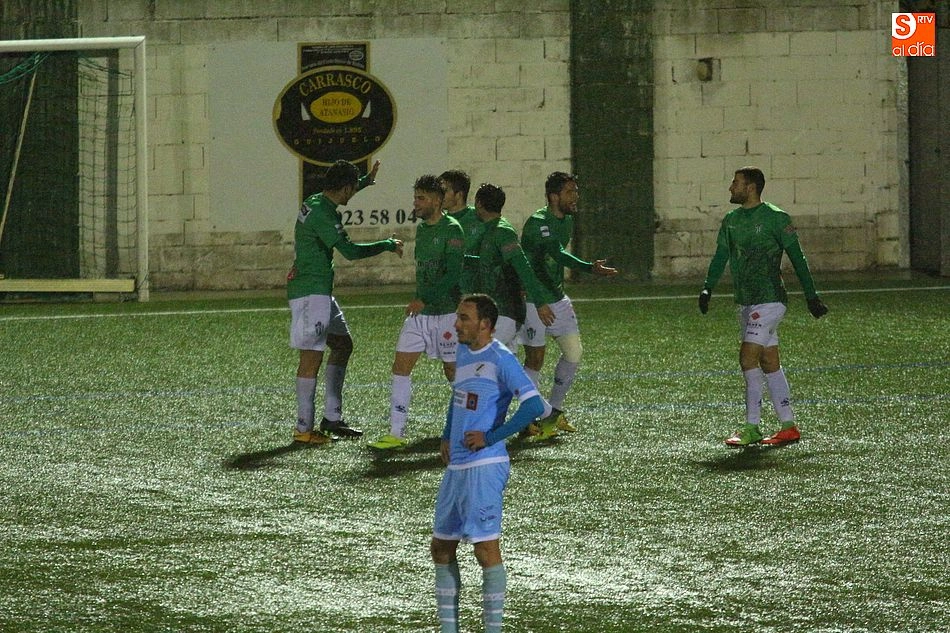Foto 10 - Un doblete Manu Gavil&aacute;n da los tres puntos en juego al Guijuelo frente a un defensivo Coruxo (2-0) ...