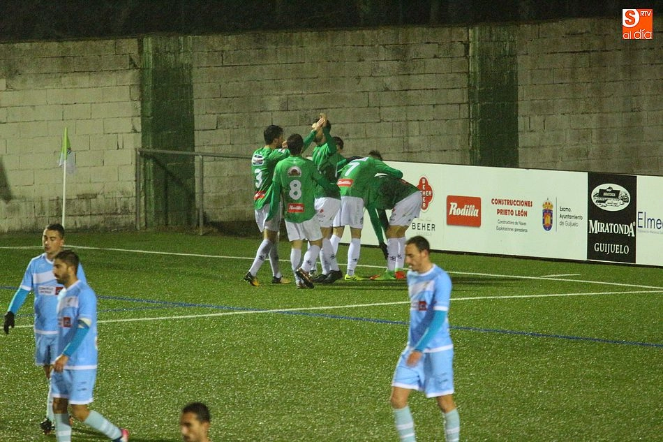 Foto 9 - Un doblete Manu Gavil&aacute;n da los tres puntos en juego al Guijuelo frente a un defensivo Coruxo (2-0) ...