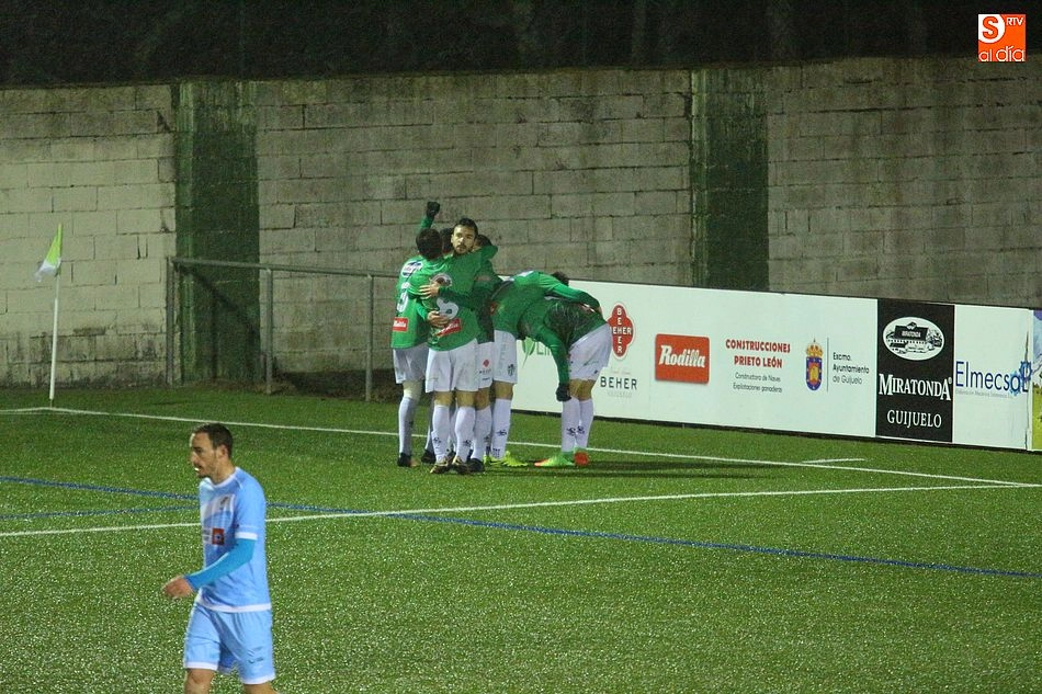 Foto 8 - Un doblete Manu Gavil&aacute;n da los tres puntos en juego al Guijuelo frente a un defensivo Coruxo (2-0) ...