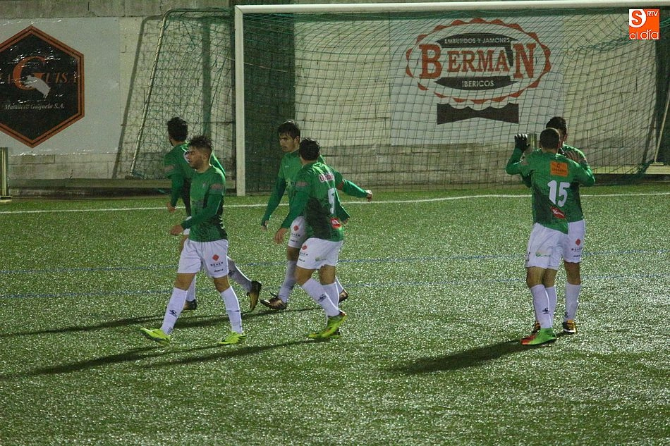 Foto 7 - Un doblete Manu Gavil&aacute;n da los tres puntos en juego al Guijuelo frente a un defensivo Coruxo (2-0) ...