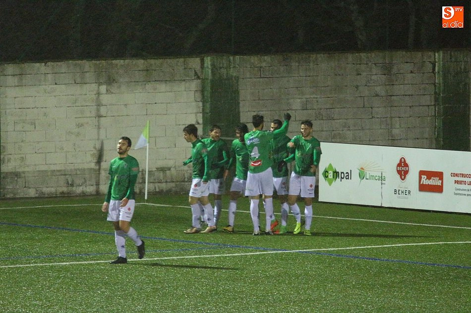 Foto 6 - Un doblete Manu Gavil&aacute;n da los tres puntos en juego al Guijuelo frente a un defensivo Coruxo (2-0) ...