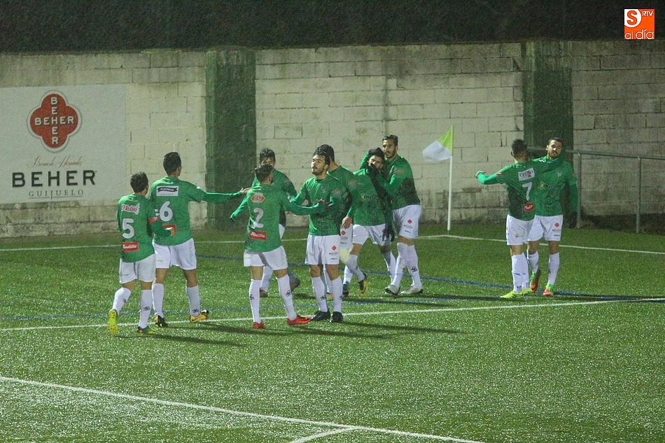 Foto 5 - Un doblete Manu Gavil&aacute;n da los tres puntos en juego al Guijuelo frente a un defensivo Coruxo (2-0) ...