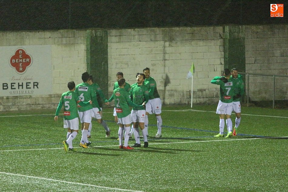 Foto 4 - Un doblete Manu Gavil&aacute;n da los tres puntos en juego al Guijuelo frente a un defensivo Coruxo (2-0) ...