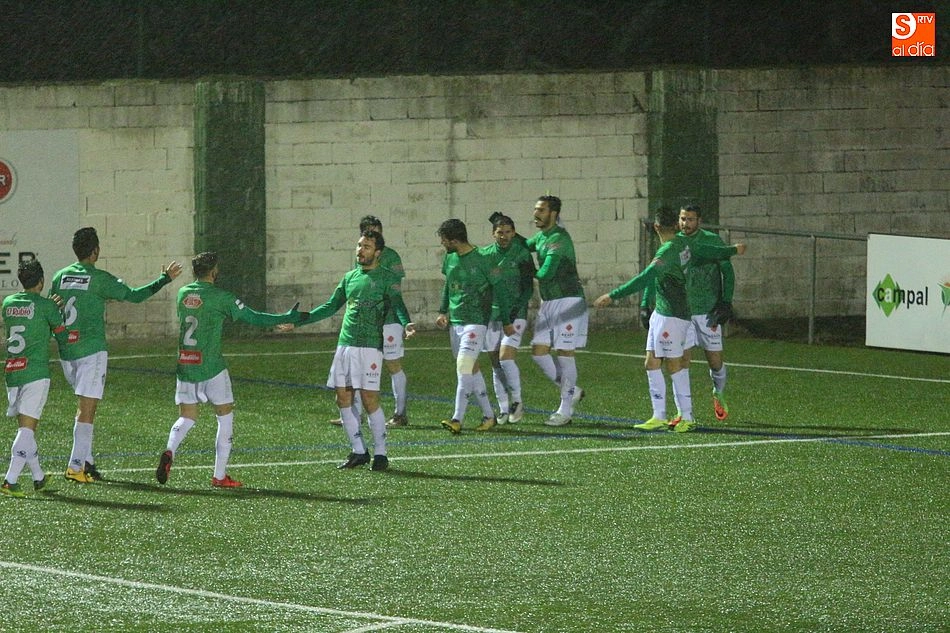 Foto 3 - Un doblete Manu Gavil&aacute;n da los tres puntos en juego al Guijuelo frente a un defensivo Coruxo (2-0) ...