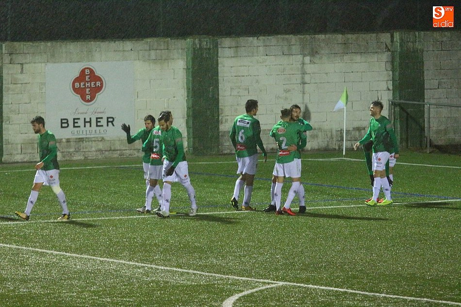 Foto 2 - Un doblete Manu Gavil&aacute;n da los tres puntos en juego al Guijuelo frente a un defensivo Coruxo (2-0) ...
