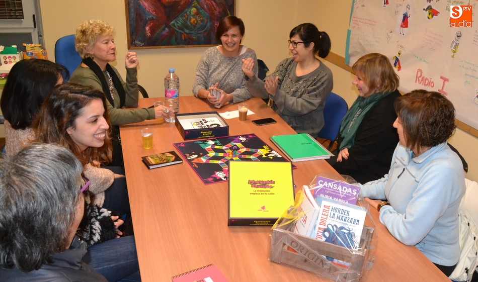 El Club de Lectura del Espacio i juega al Trivial Feminista con motivo del 8 de marzo  