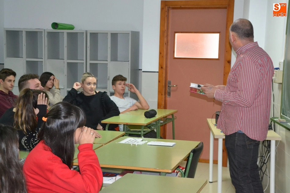 Foto 3 - Completadas las charlas de Juanjo Herr&aacute;ez en el IES Tierra para difundir su experiencia en Bolivia ...